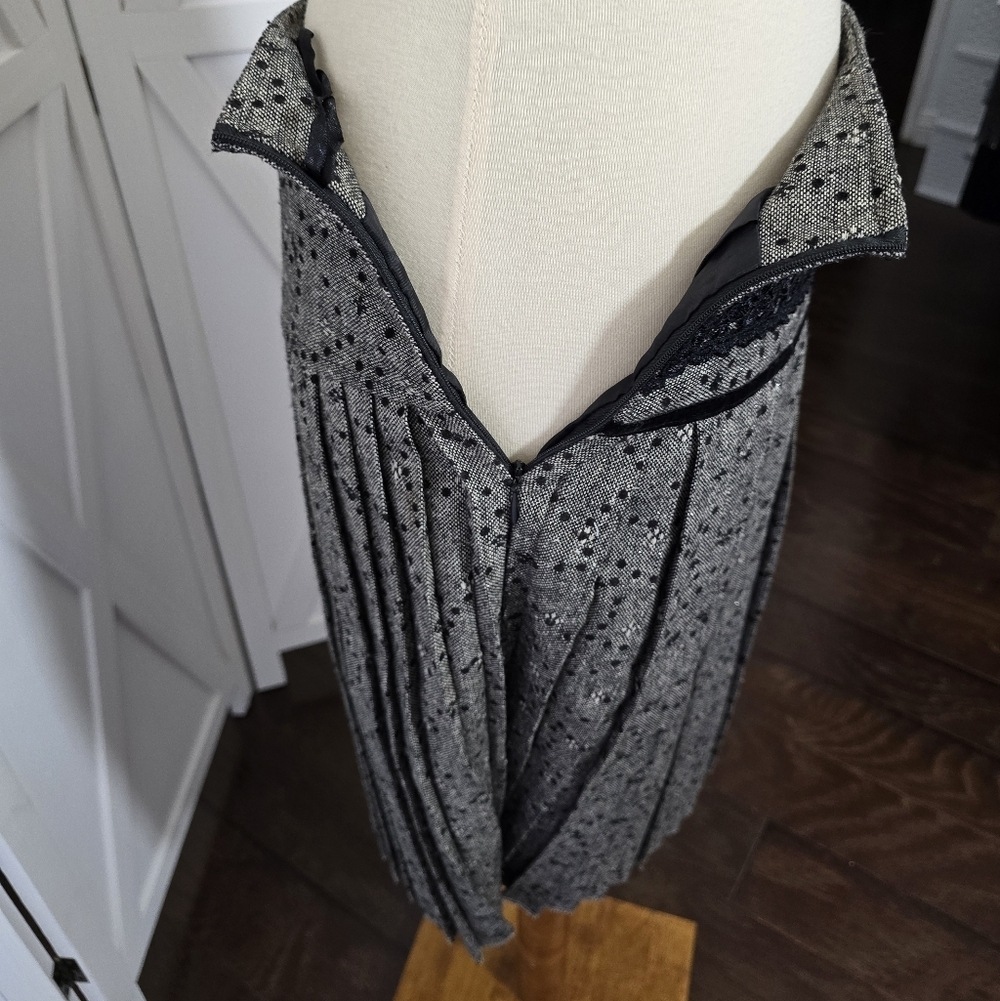 Elegant Gray Pleated Skirt with Black Lace Detail Band and Velvet Trim Tie - Picture 5 of 13